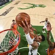 九州娱乐-人遭遇雄鹿逆转，米德尔顿杀死比赛