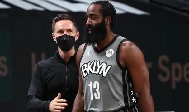 赛季进入尾声，球队奋力拼搏争夺季后赛资格